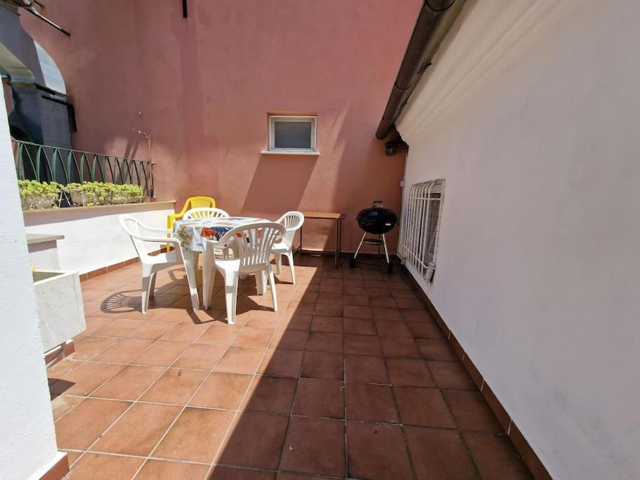 Silver Sands Finale Ligure - Traditional Apartment - 4 Beds & Terrace By The Beach 외부 사진